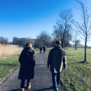 ondernemers wandelend in de natuur