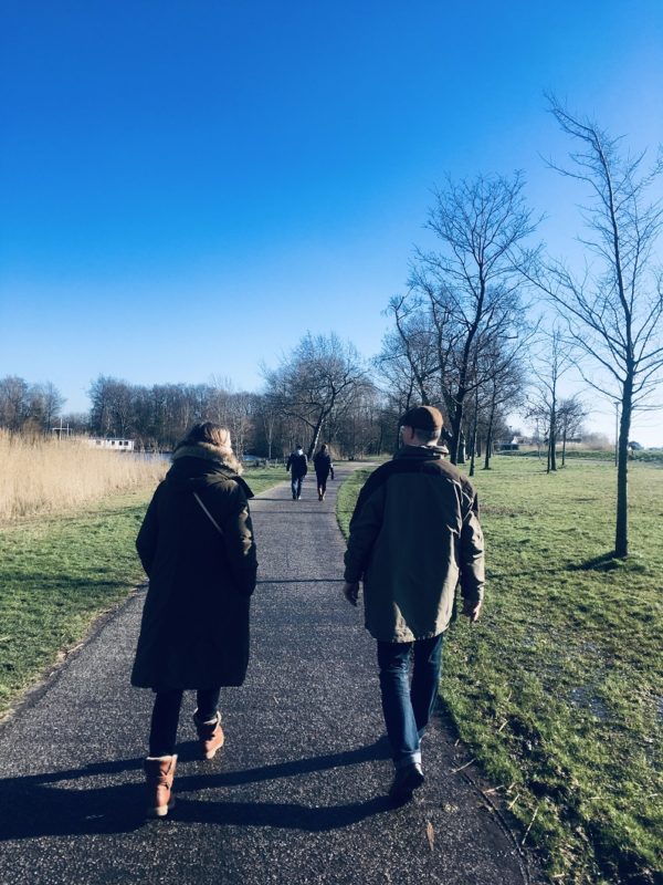 ondernemers wandelend in de natuur